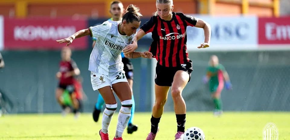 Jugadora de Ternana W persiguiendo el balón