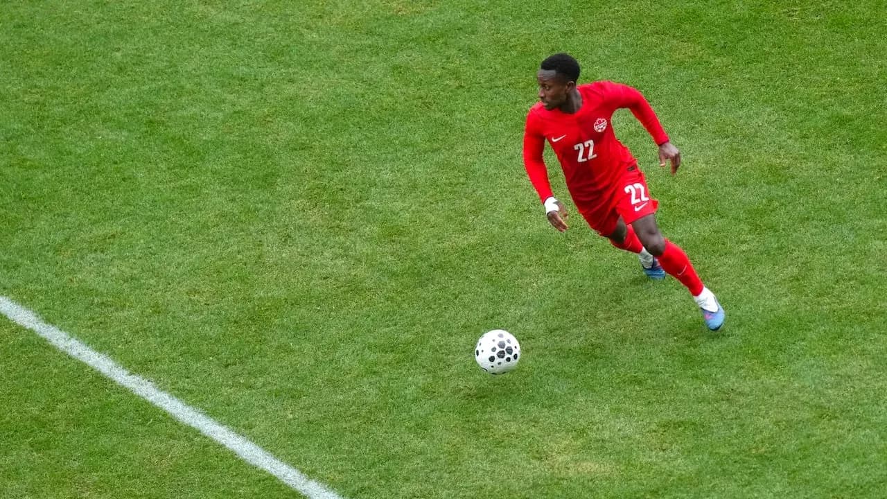 Jugador canadiense corriendo tras el balón
