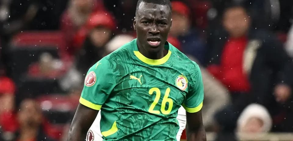 Jugador de Senegal con camiseta verde durante el partido