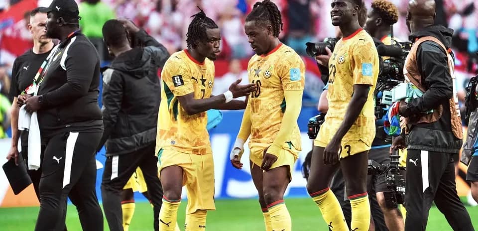 Jugadores de Ghana discutiendo en el partido