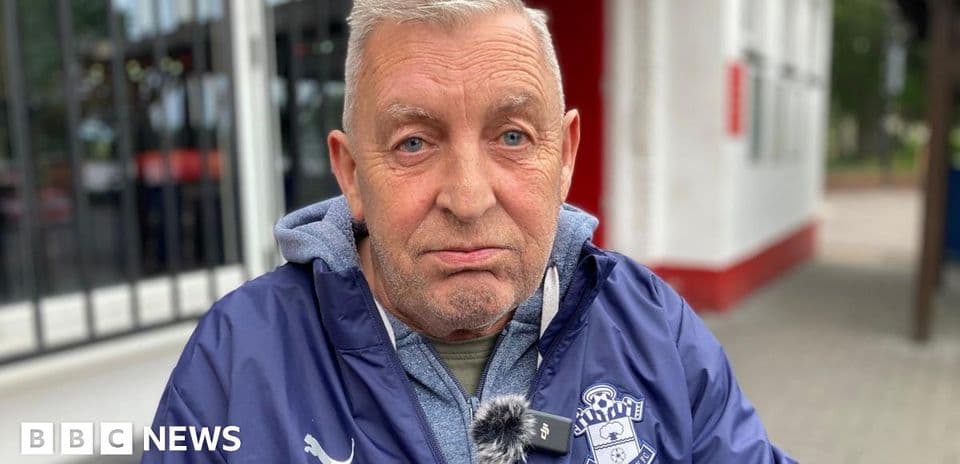 Hombre con chaqueta de Southampton en exterior