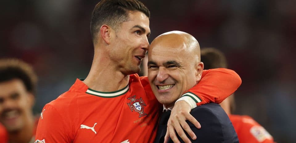Cristiano Ronaldo y entrenador celebrando en el campo