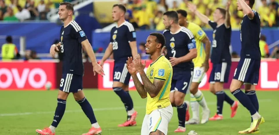 Jugador de Brasil arrodillado durante partido contra Escocia