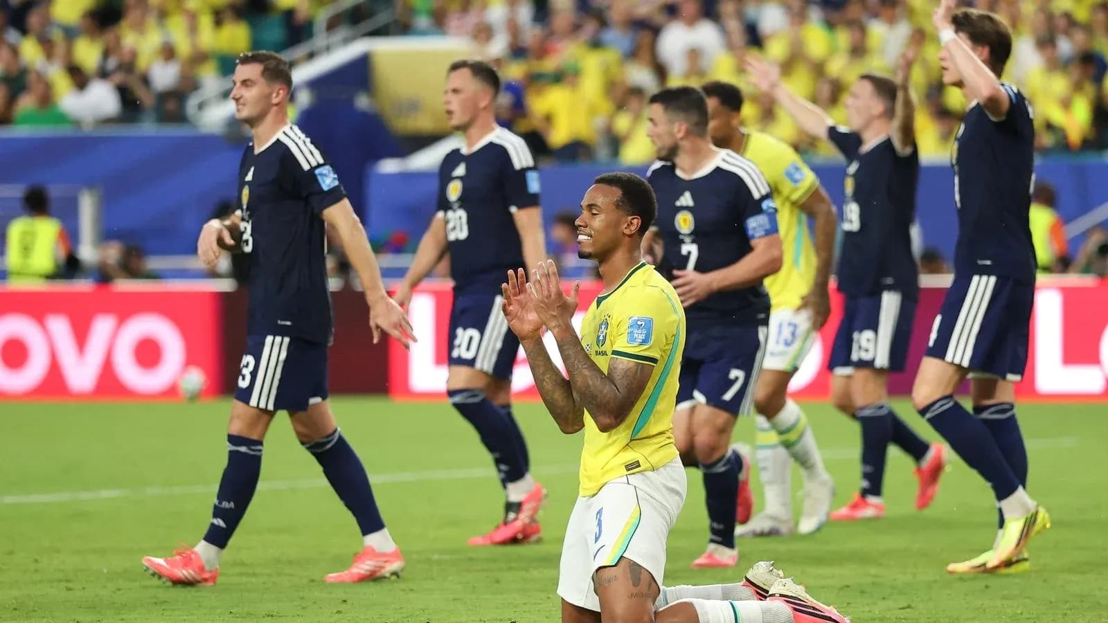 Jugador de Brasil arrodillado durante partido contra Escocia