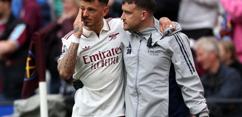 Jugador de Arsenal siendo asistido tras lesión