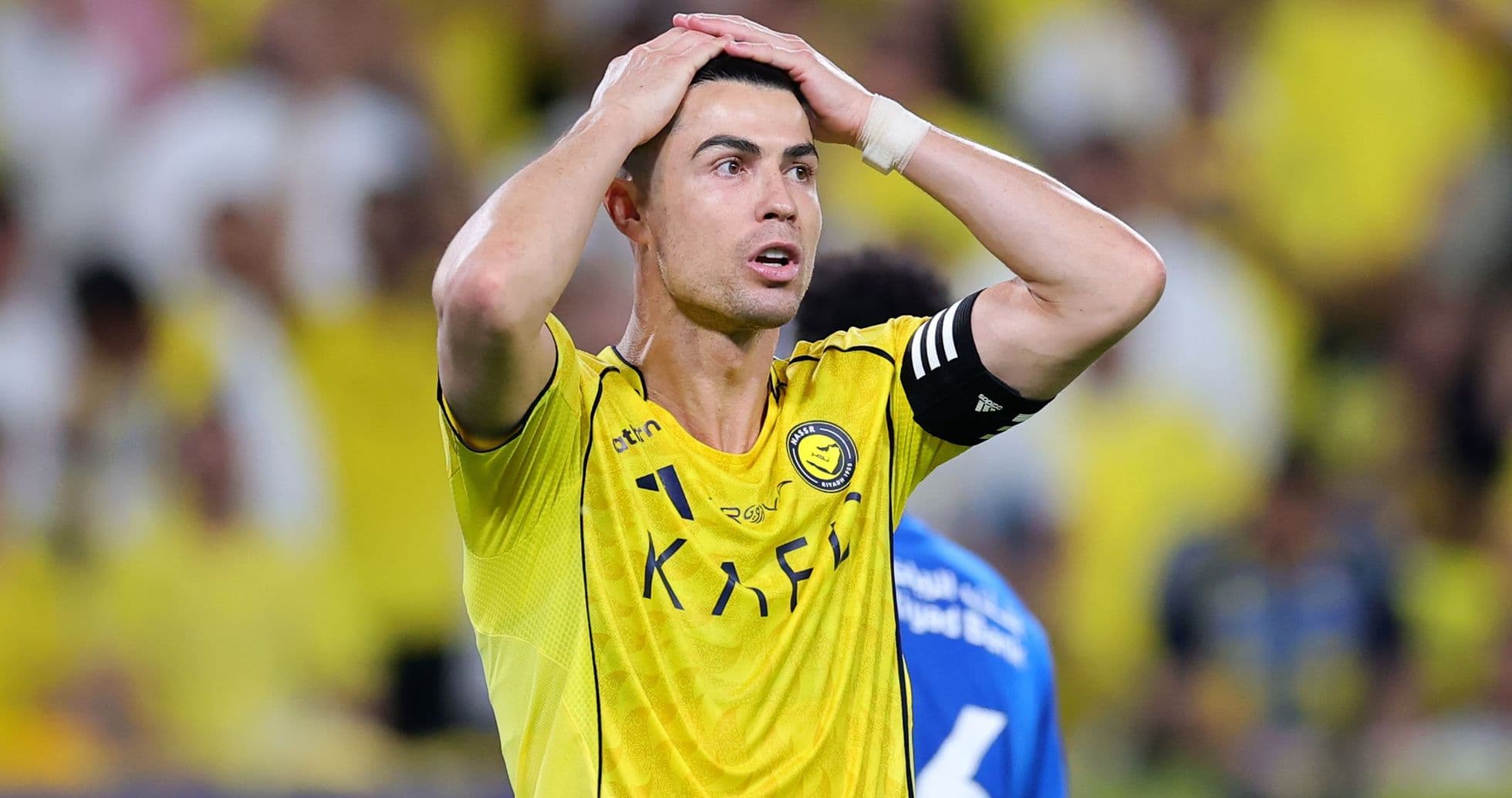 Jugador con camiseta amarilla en acción de frustración