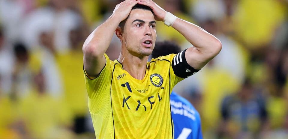 Jugador con camiseta amarilla en acción de frustración