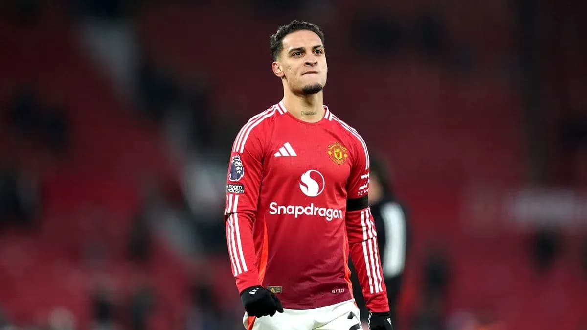 Jugador de Manchester United en uniforme rojo