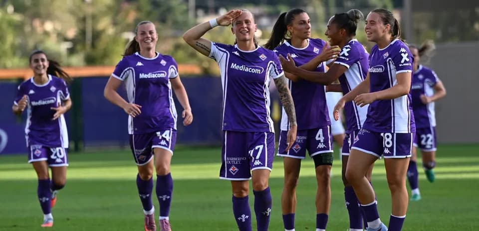 Jugadoras de Fiorentina celebrando un gol