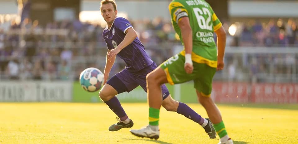 Jugador de Louisville City controlando el balón