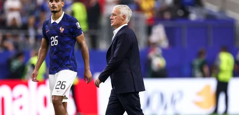 Entrenador de Francia caminando junto a jugador