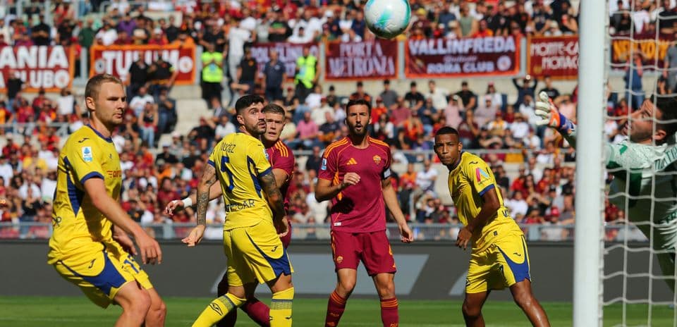 Jugadores en acción durante el partido de fútbol