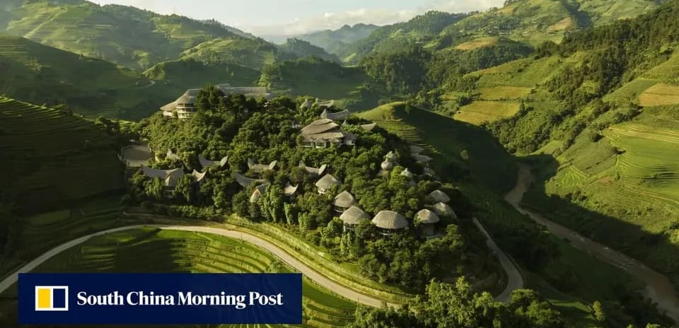Vista aérea de un paisaje montañoso con arrozales