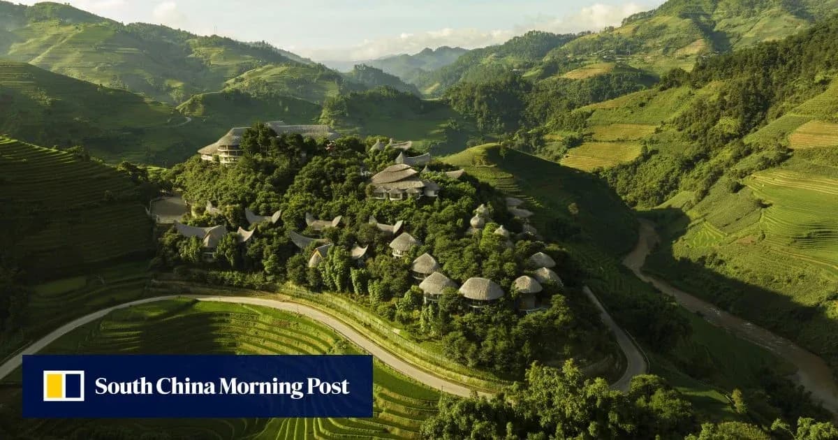 Vista aérea de un paisaje montañoso con arrozales