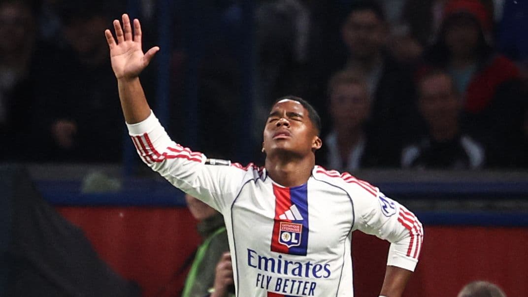 Jugador de Lyon levantando la mano durante el partido