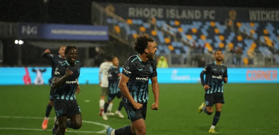 Jugador celebrando gol en partido de fútbol