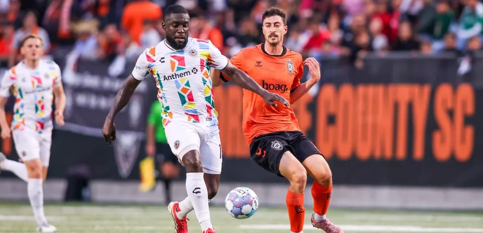 Jugador corriendo con balón durante el partido