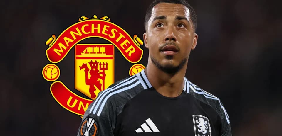 Jugador de Aston Villa en primer plano con logo de Manchester United