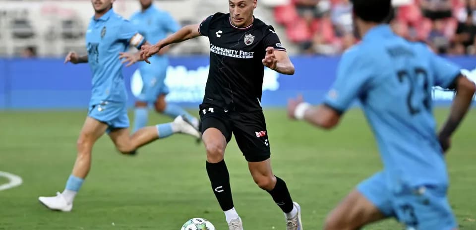Jugador de San Antonio corriendo con el balón