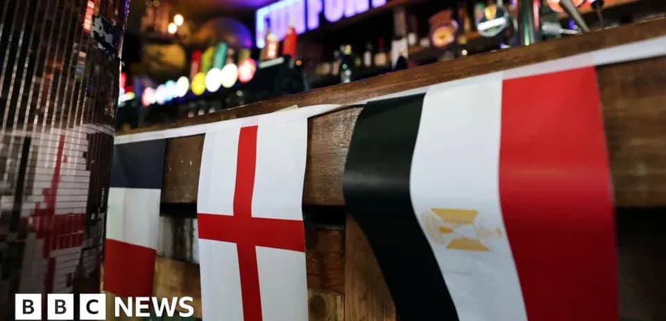 Banderas de Inglaterra, Francia y Egipto en un bar
