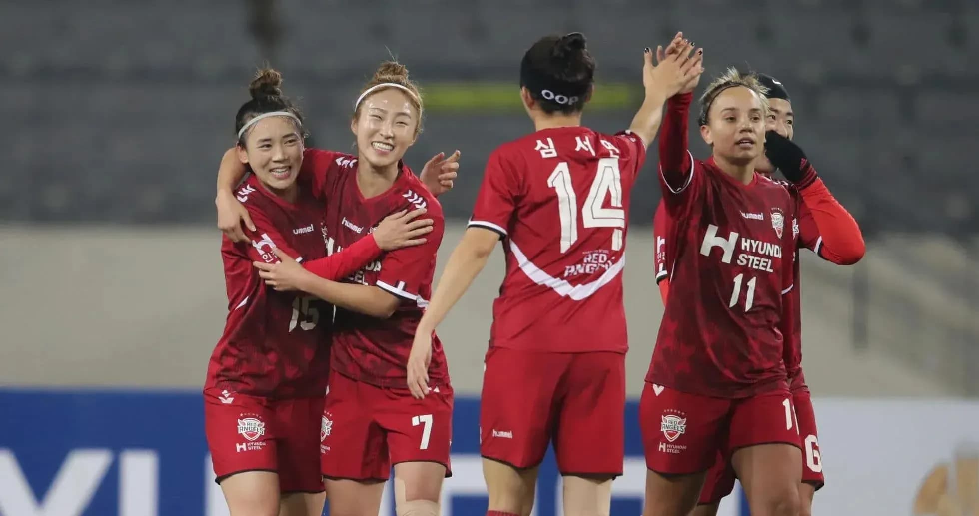 Jugadoras celebrando un gol en el partido