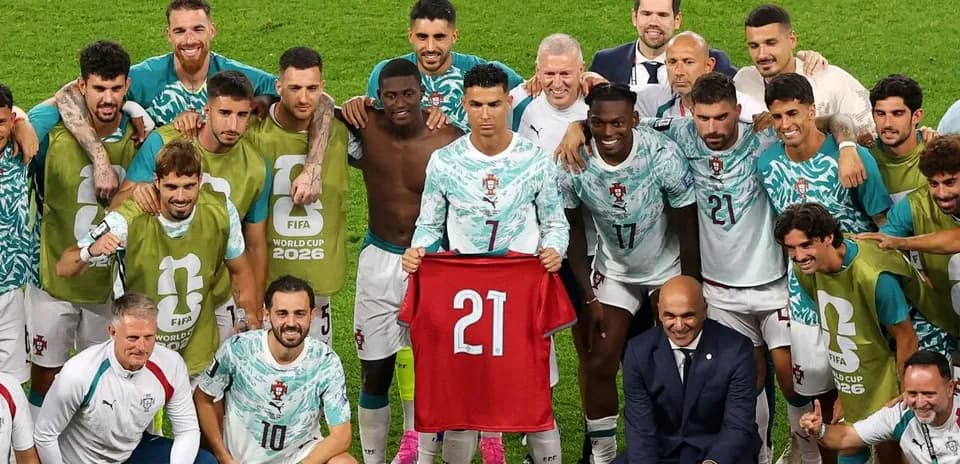 Equipo de Portugal posando con camiseta en celebración