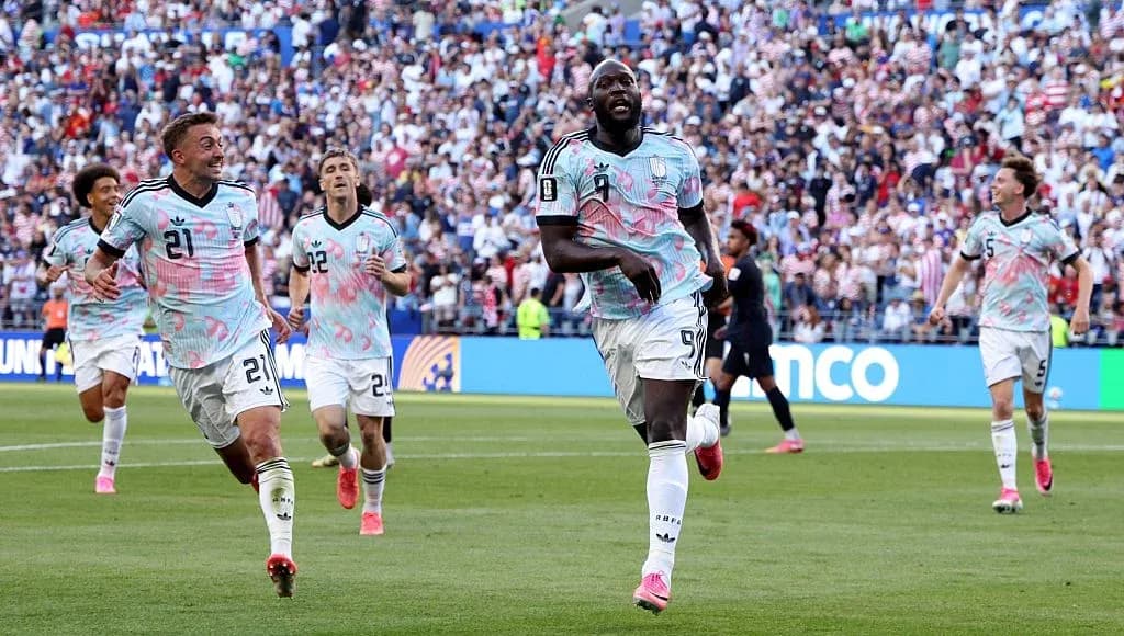 Jugadores de equipo celebrando un gol en partido
