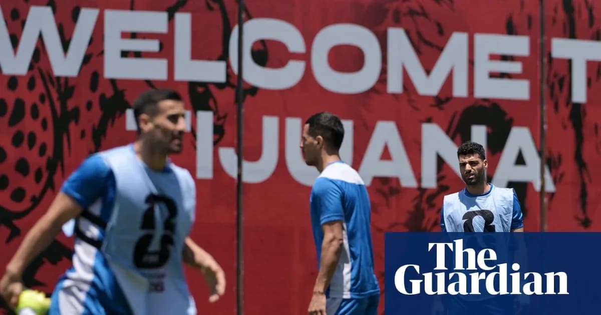 Jugadores entrenando frente a un mural en Tijuana