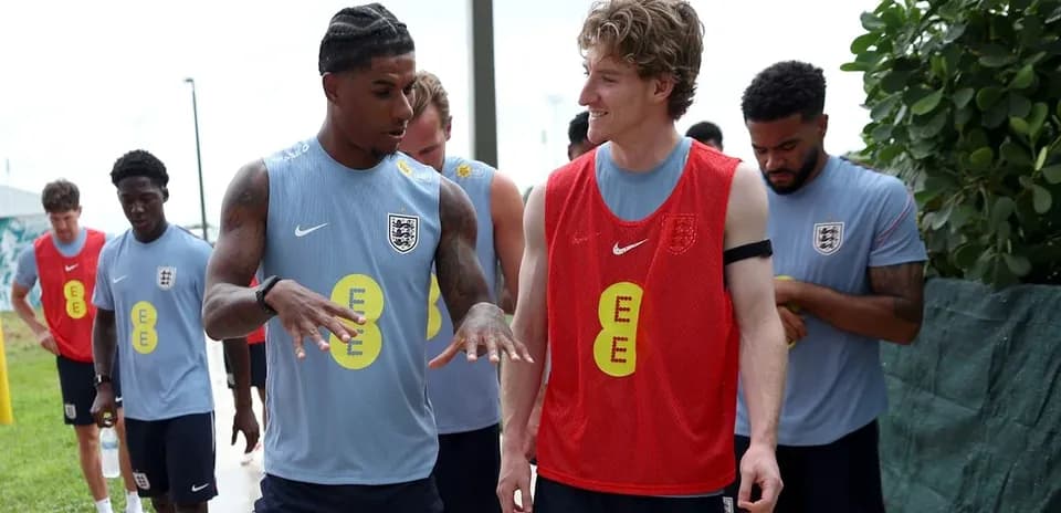 Jugadores de Inglaterra conversando en sesión de entrenamiento