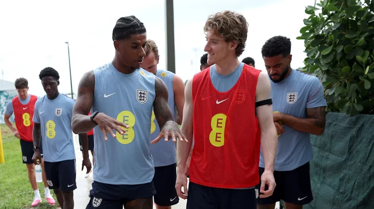 Jugadores de Inglaterra conversando en sesión de entrenamiento