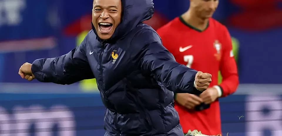 Jugador de Francia celebrando mientras otro observa