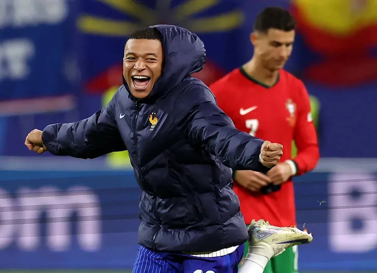 Jugador de Francia celebrando mientras otro observa