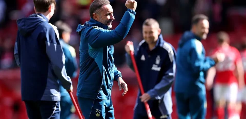 Entrenador de Nottingham Forest celebrando en el campo