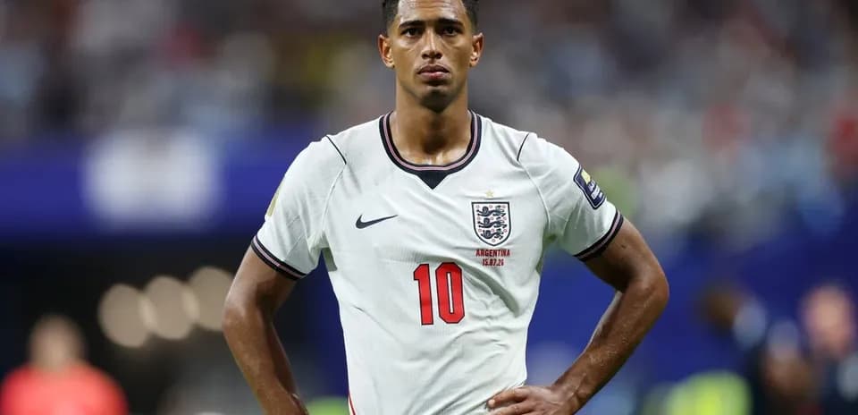 Jugador de Inglaterra en partido con uniforme blanco