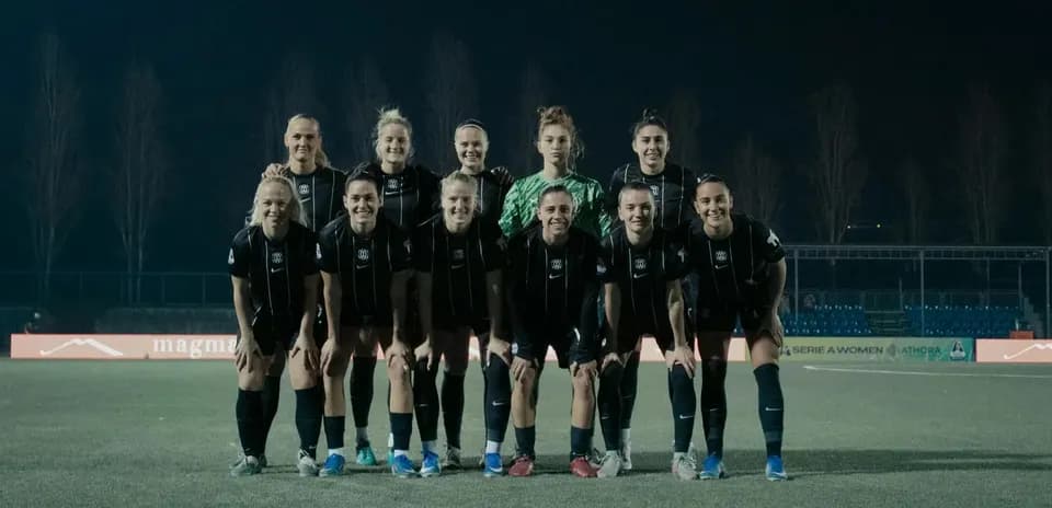 Equipo de fútbol femenino de Genoa posando