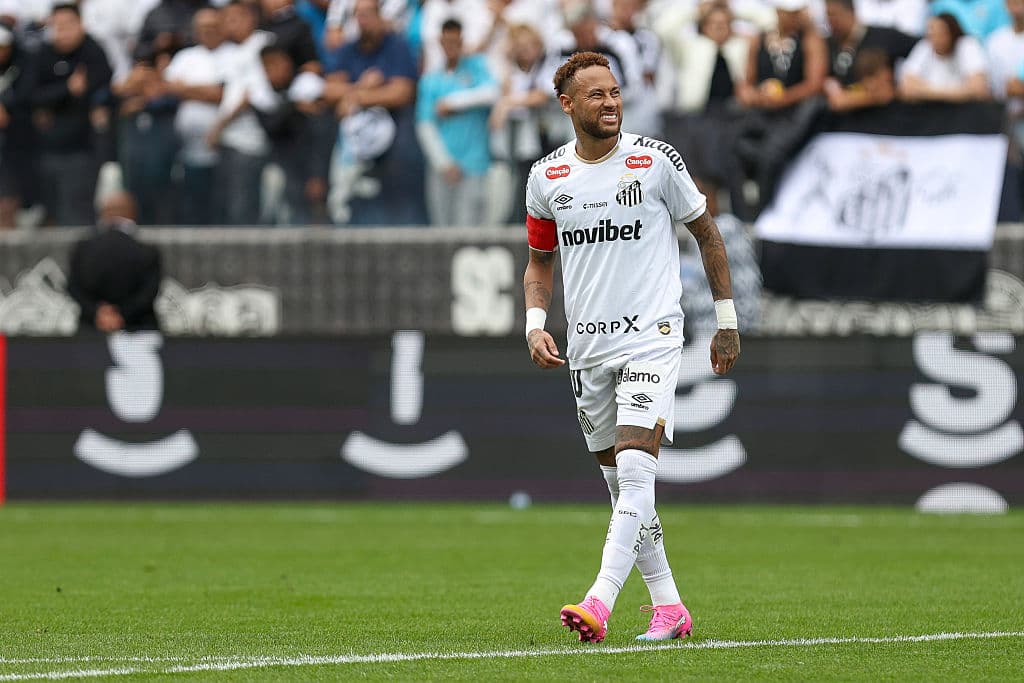 Jugador de Santos sonriendo en el campo de juego