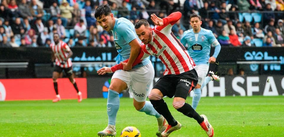 Un jugador de Athletic Club disputa el balón