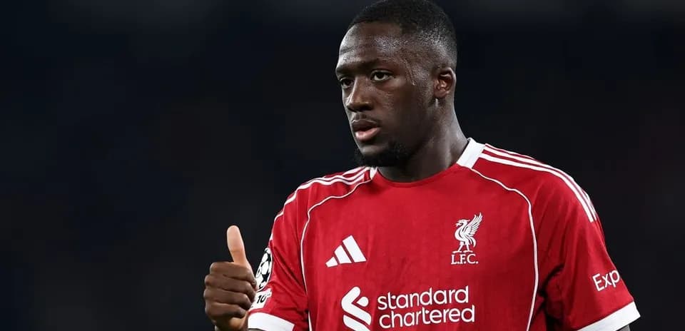 Jugador de Liverpool mostrando un pulgar hacia arriba