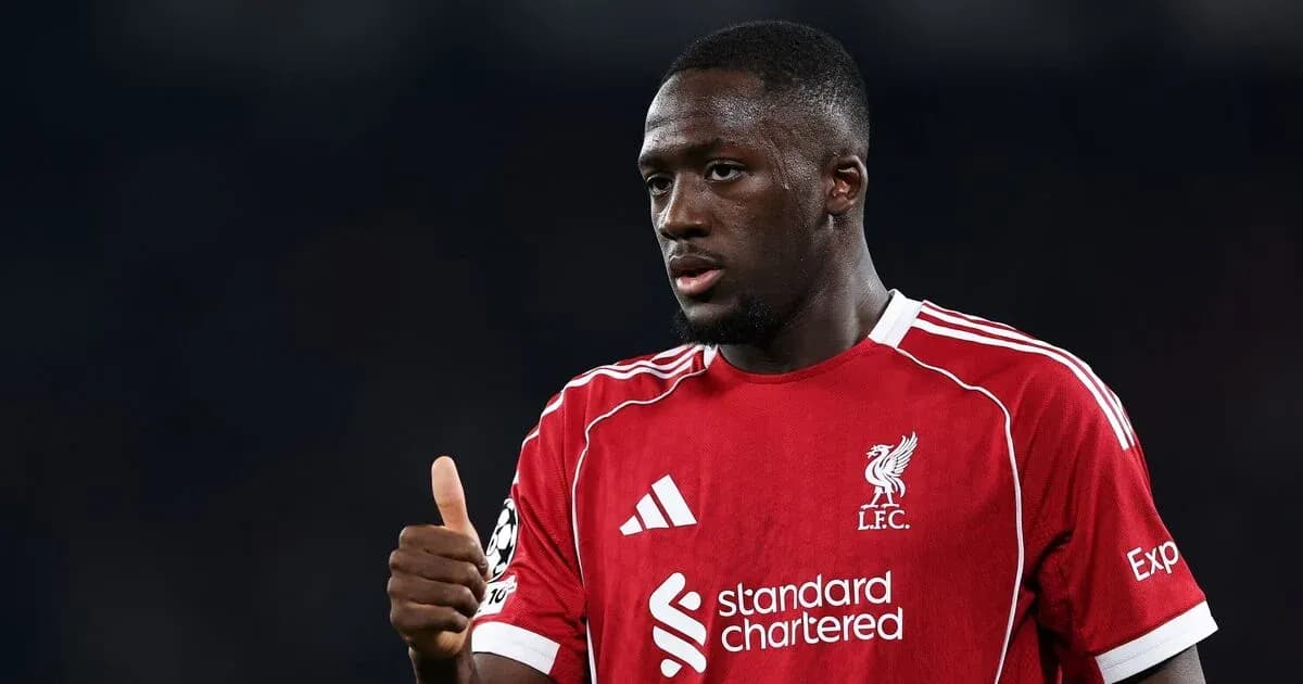 Jugador de Liverpool mostrando un pulgar hacia arriba