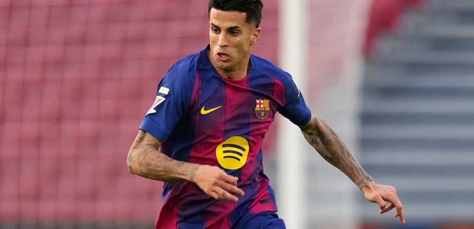 Jugador del FC Barcelona corriendo con el balón
