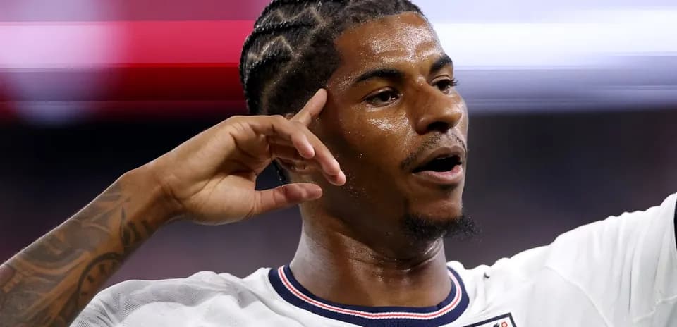 Jugador señalando la cabeza durante el partido