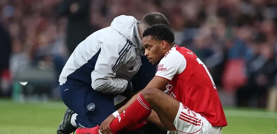 Jugador de Arsenal sentado recibiendo atención médica
