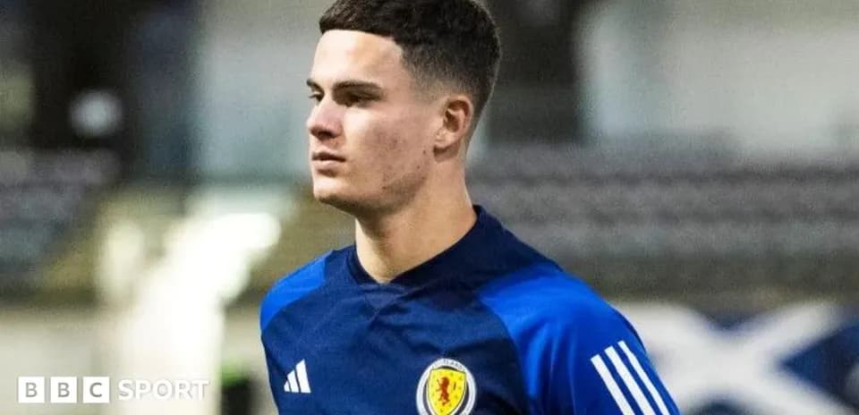 Jugador de fútbol en entrenamiento con camiseta de Escocia