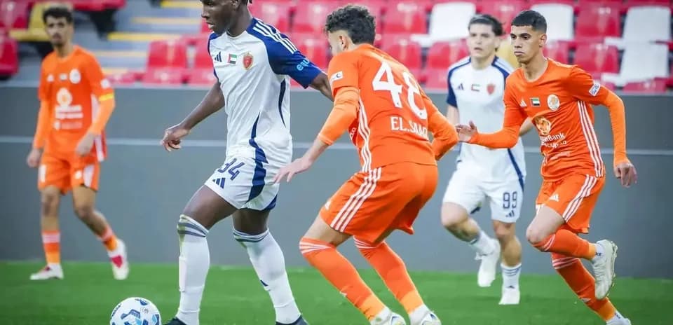 Jugadores de Shabab Al-Ahli y Bani Yas en acción