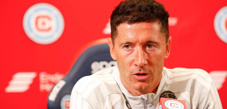 Jugador en conferencia de prensa con fondo rojo