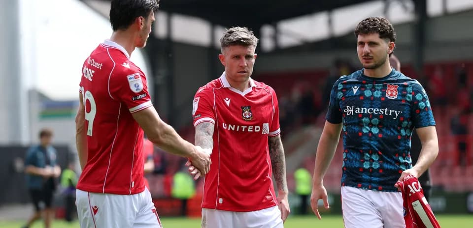 Jugadores de Wrexham saludándose tras el partido