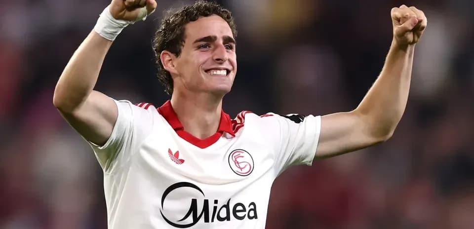 Jugador del Sevilla celebra un gol