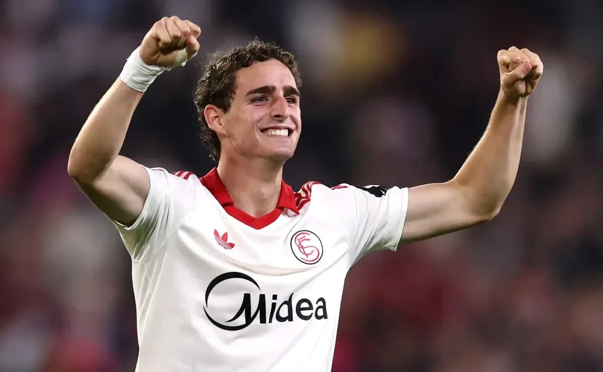 Jugador del Sevilla celebra un gol