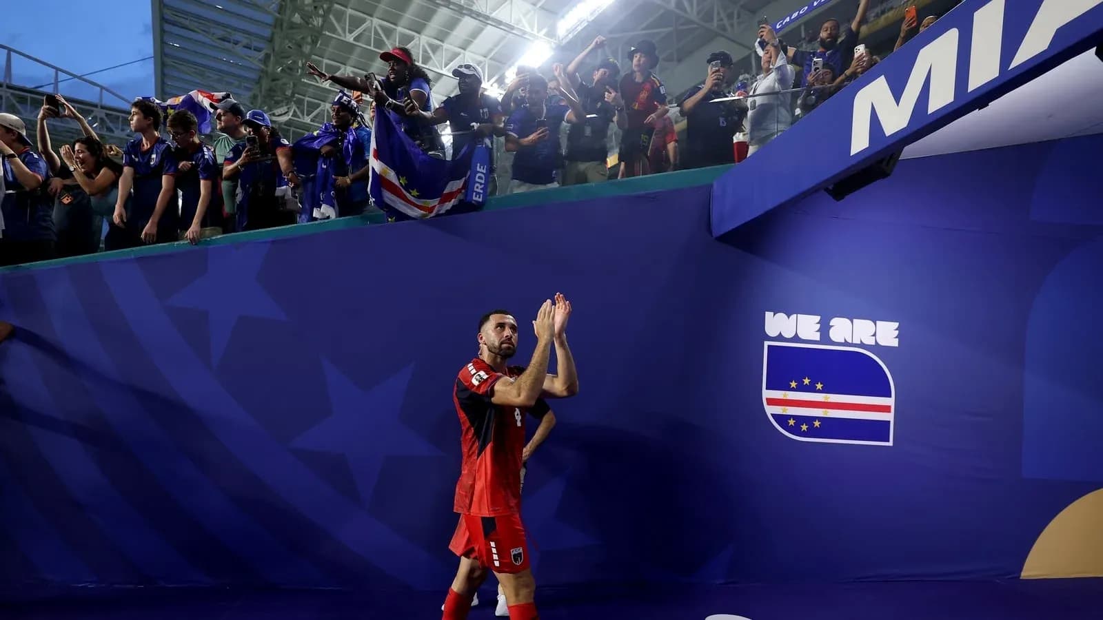 Jugador saludando a la afición tras el partido