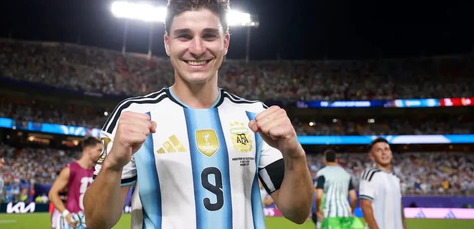 Jugador argentino sonriendo en el estadio después del partido
